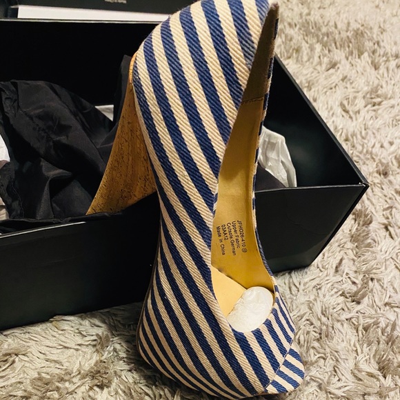 Peep toe Platforms - Picture 2 of 2